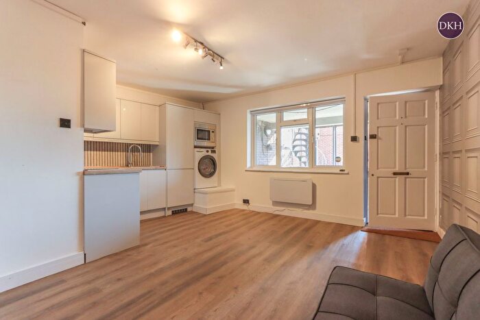 2 Bedroom Flat To Rent In Church Street, Rickmansworth, Hertfordshire, WD3