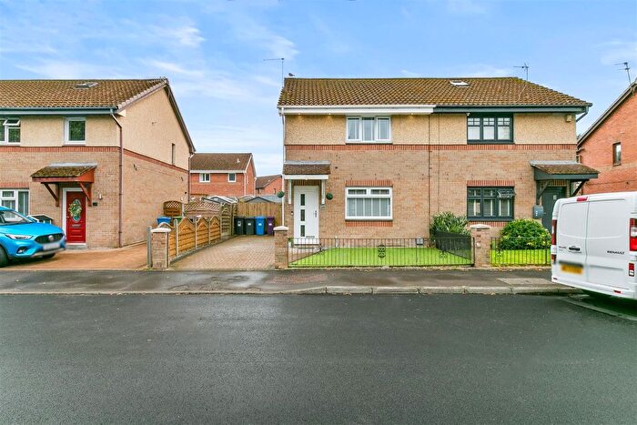 2 Bedroom Semi-Detached House For Sale In Summerhill Road, Glasgow, G15