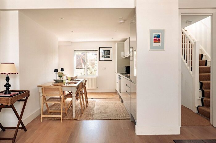 2 Bedroom Flat For Sale In Hurlingham Road, Fulham, London, SW6