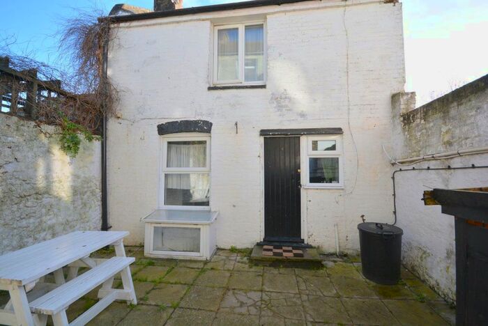 1 Bedroom Flat To Rent In Trinity Square, Margate, CT9