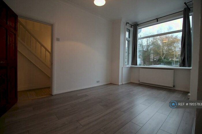 3 Bedroom Terraced House To Rent In Oakleigh Road South, London, N11