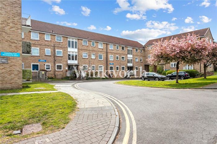 2 Bedroom Apartment To Rent In Links Side, Enfield, EN2