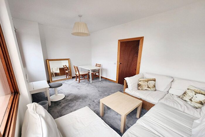 2 Bedroom Flat To Rent In Hungerford House Napier Place, Kensington, London, W14