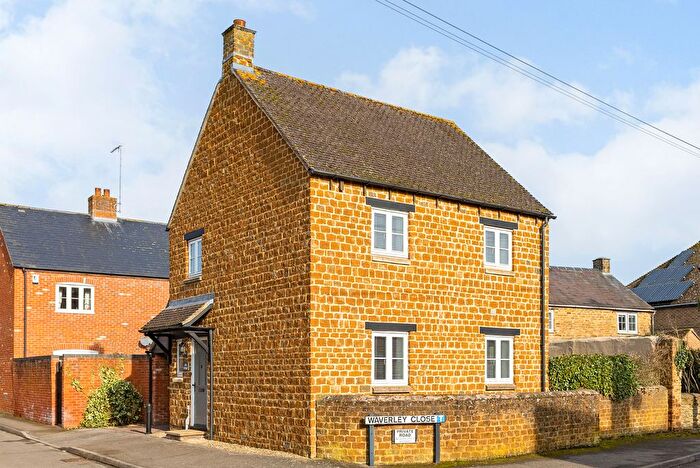 2 Bedroom Detached House For Sale In Waverley Close, Kings Sutton, OX17