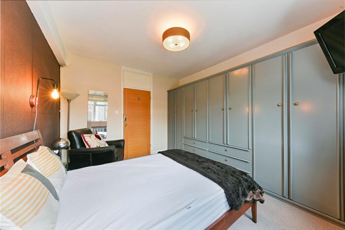 2 Bedroom Flat To Rent In Bushey Road, Raynes Park, SW20