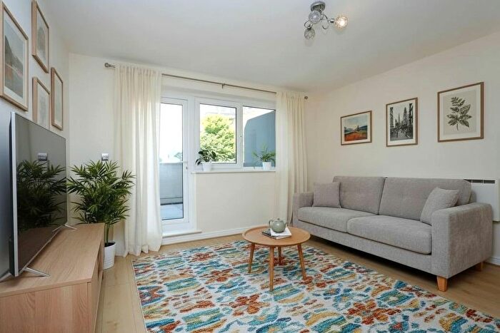 1 Bedroom Flat For Sale In Rosemoor House, - Broadway, London, W13