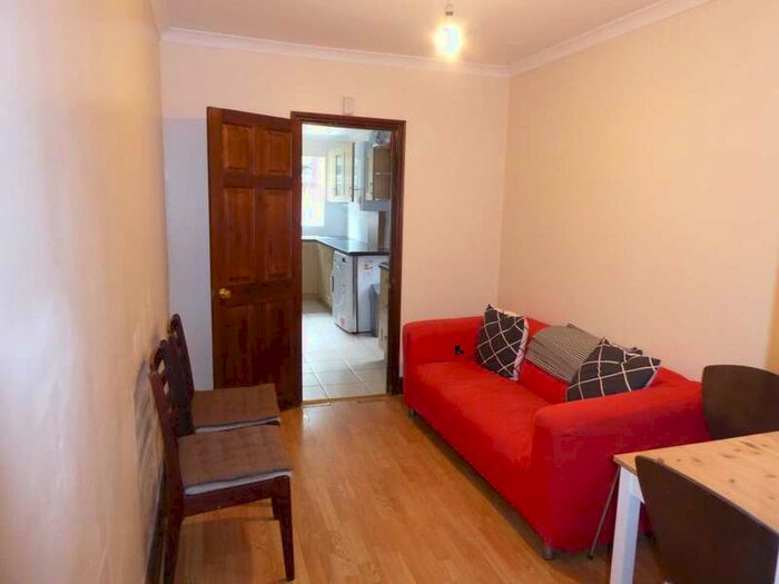 6 Bedroom House To Rent In Grange Ave, Reading, RG6