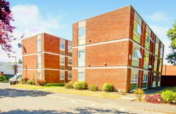 2 Bedroom Flat To Rent In Madeira Crescent, West Byfleet, KT14