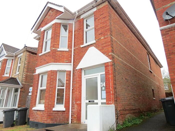 6 Bedroom House To Rent In Bedroom Detached House In Bournemouth, BH9