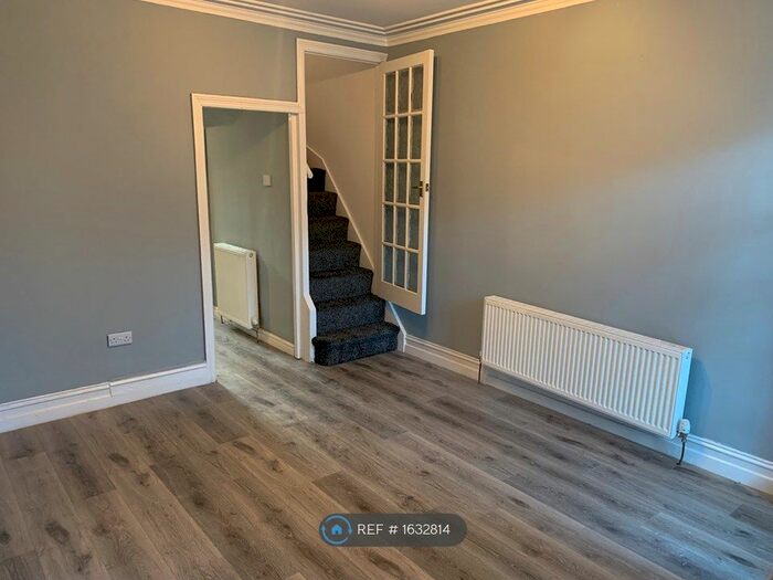 3 Bedroom Terraced House To Rent In Cross Flatts Crescent, Leeds, LS11