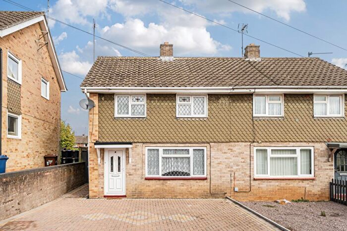 3 Bedroom Semi Detached House To Rent In Conway Drive, Banbury, OX16