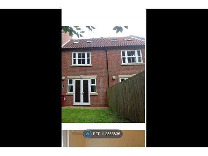 4 Bedroom Semi-Detached House To Rent In Woodlands Gardens, Scunthorpe, DN17