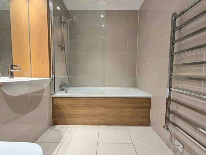2 Bedroom Flat To Rent In Halyards Court, Durham Wharf Drive, Brentford, TW8
