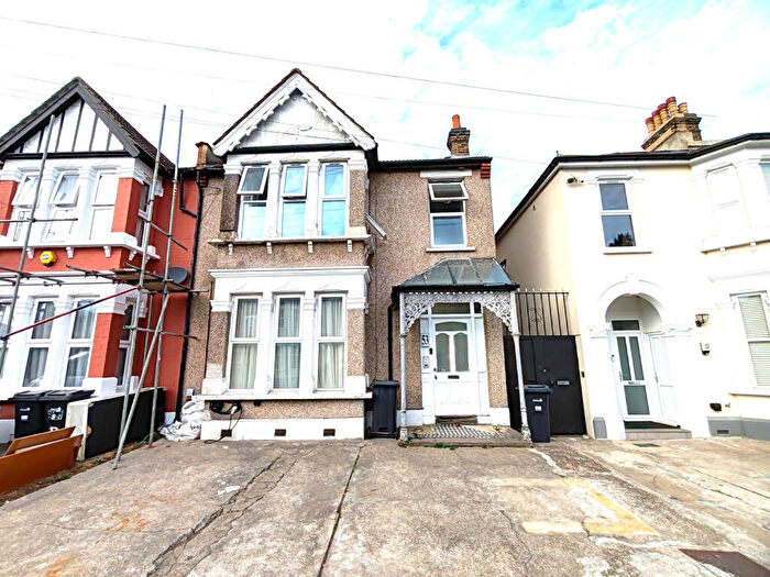 2 Bedroom Flat To Rent In Balfour Road, Ilford, Essex, IG1