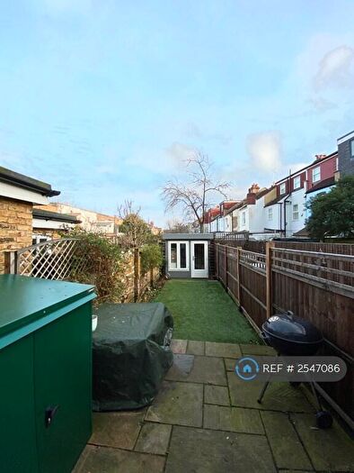 2 Bedroom Flat To Rent In Barnes, London, SW13