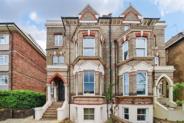 2 Bedroom Flat To Rent In Maple Road, Surbiton, KT6