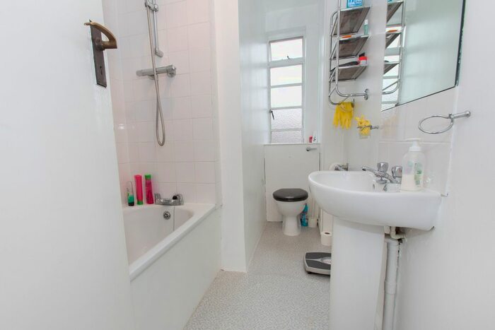 1 Bedroom Flat To Rent In Balham High Road, London, SW17