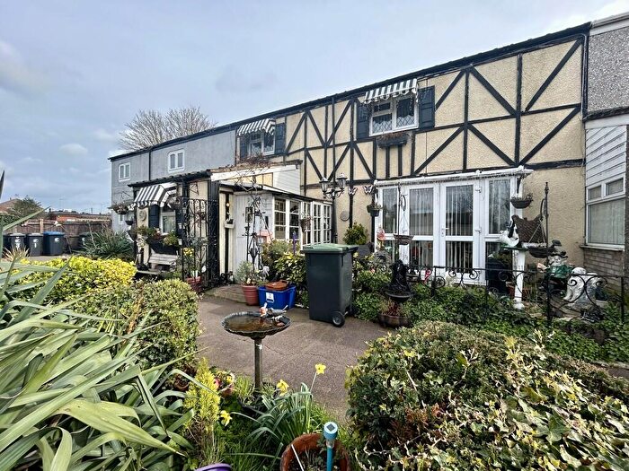 3 Bedroom Terraced House For Sale In Roundhills, Waltham Abbey, EN9