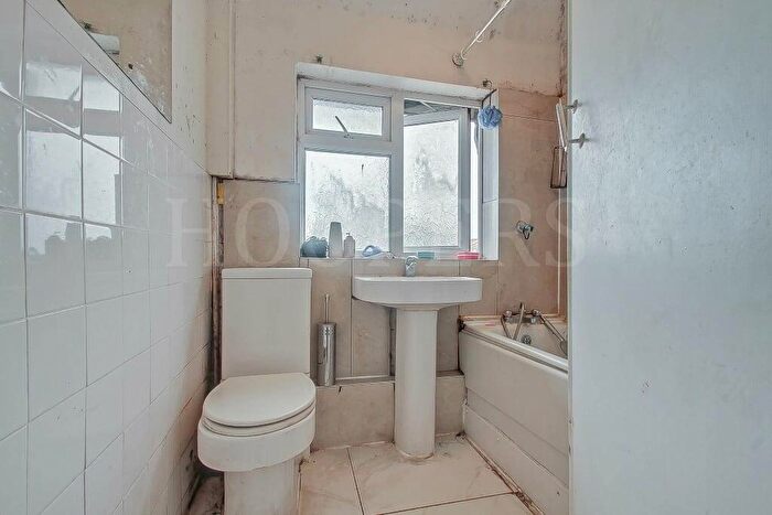 3 Bedroom End Of Terrace House For Sale In Coles Green Road, London, NW2