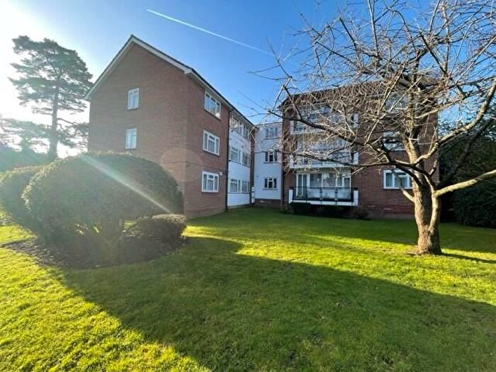 3 Bedroom Flat To Rent In Calthorpe Gardens, Edgware, HA8