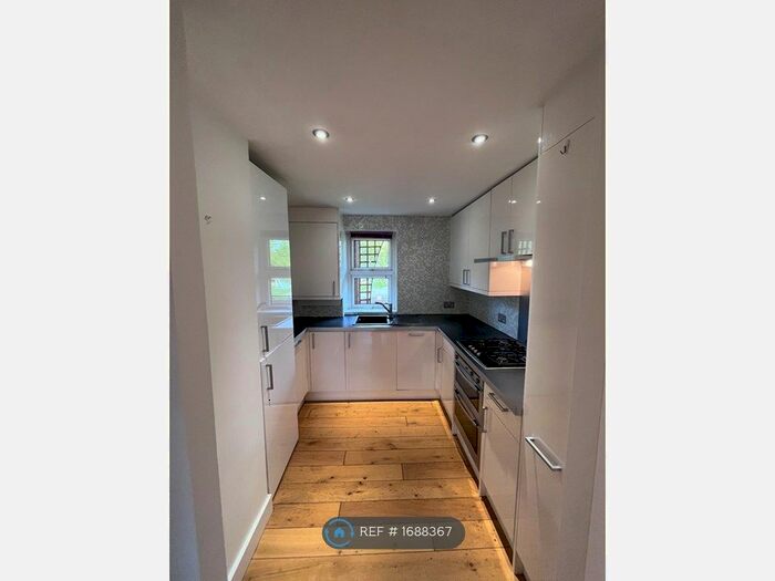 2 Bedroom Flat To Rent In Chertsey Court, London, SW14