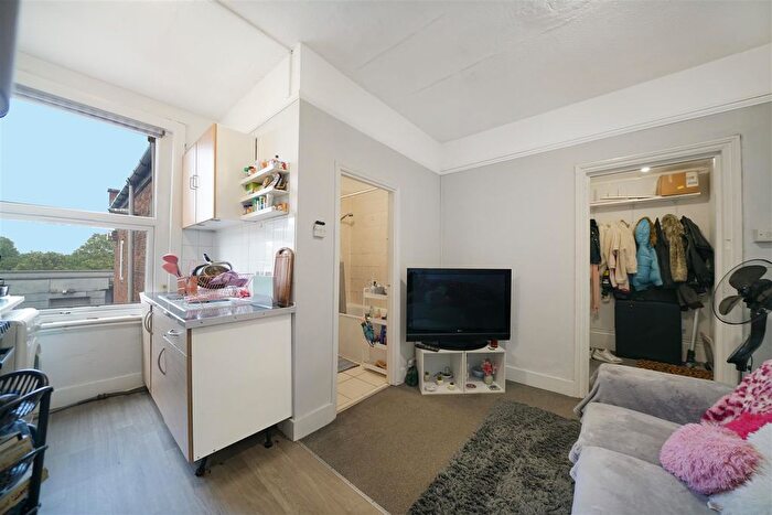 2 Bedroom Flat To Rent In Chamberlayne Road, Kensal Rise, London, NW10