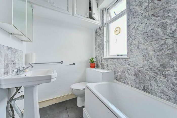 Studio To Rent In Tudor Close, Brixton Hill, London, SW2