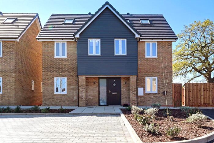 4 Bedroom Detached House For Sale In House Woodside View, Stapleford Abbotts, RM4