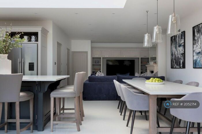 3 Bedroom Semi-Detached House To Rent In Hillcrest Close, Beckenham, BR3