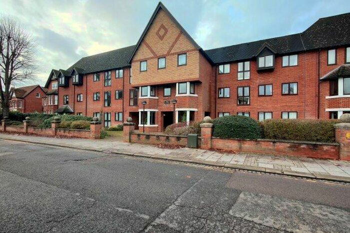 2 Bedroom Flat To Rent In Linden Road, Bedford, MK40