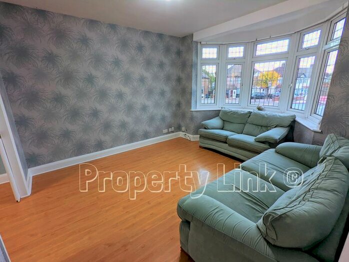 3 Bedroom Property To Rent In Buckhurst Way, Buckhurst Hill, IG9