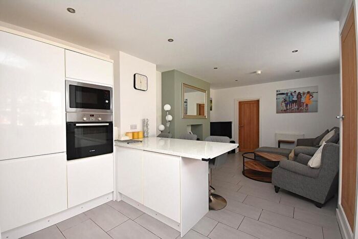2 Bedroom Flat For Sale In Flat, Westbourne Road, Penarth., CF64