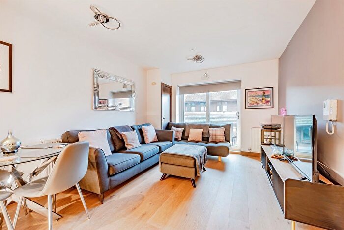 1 Bedroom Flat For Sale In Queens Road, East Grinstead, RH19