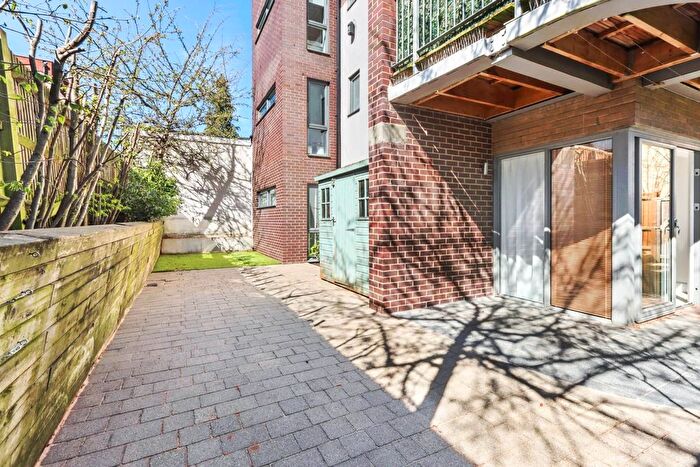 2 Bedroom Flat For Sale In Sambroke Square, Barnet, EN4