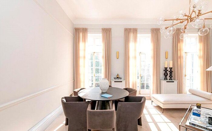 1 Bedroom Flat To Rent In Upper Brook Street, Mayfair, London, W1K