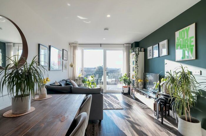 2 Bedroom Apartment For Sale In Moulding Lane, Brockley, London, SE14