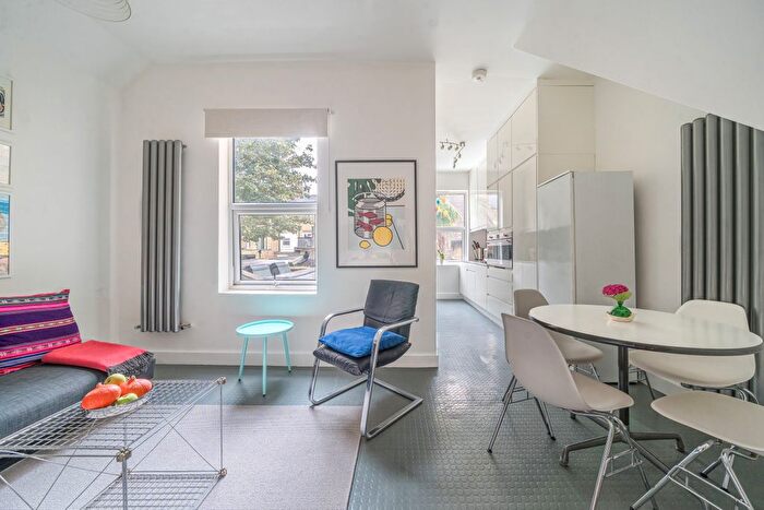 1 Bedroom Flat To Rent In Stowe Road, London, W12