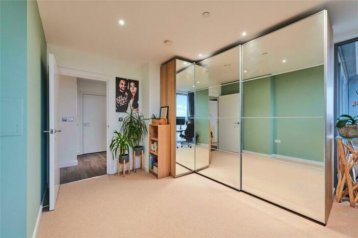2 Bedroom Apartment To Rent In Heritage Tower, East Ferry Road, Canary Wharf, E14
