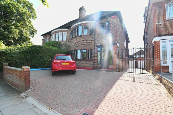 4 Bedroom Semi-Detached House To Rent In Nether Street, Finchley Central, N3