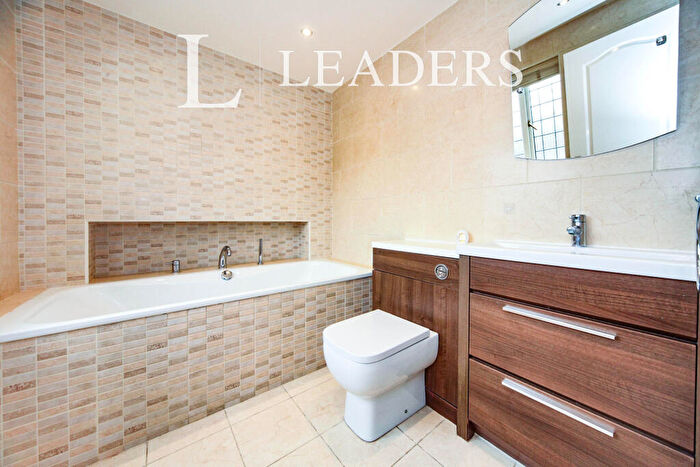 5 Bedroom Detached House To Rent In Badgers Gate -, LU6