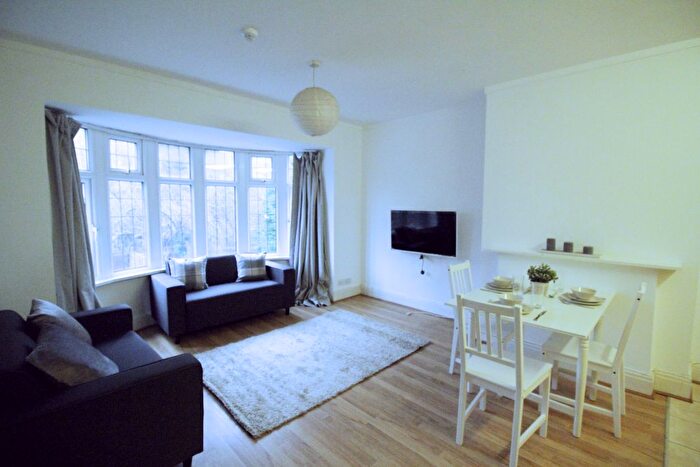 3 Bedroom Flat To Rent In Otley Road, Leeds, LS6