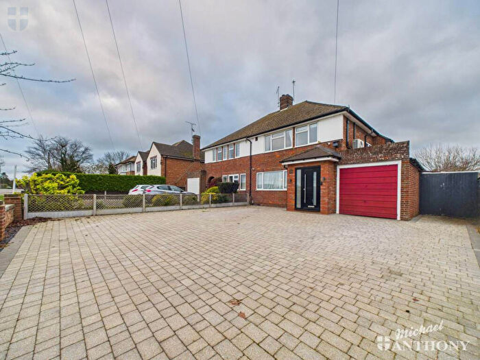 3 Bedroom Semi Detached House For Sale In Wendover Way, Aylesbury, HP21