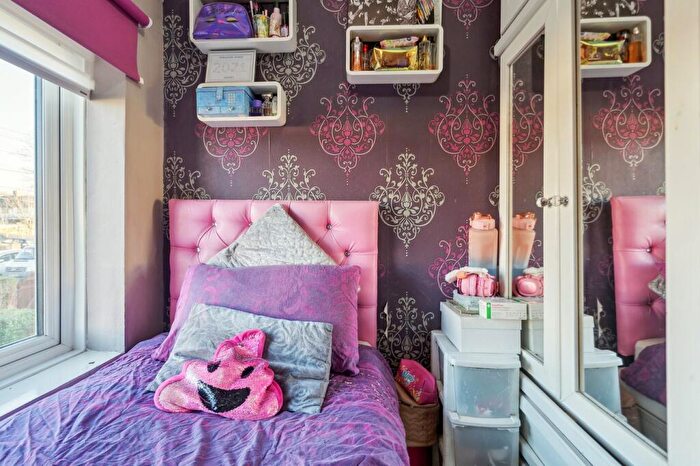 3 Bedroom Terraced House For Sale In Cumberland Avenue, Slough, SL2