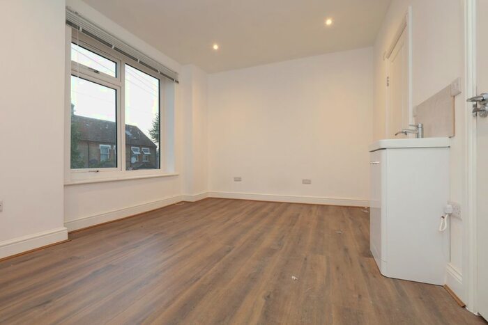 Studio To Rent In Florence Road, Southall, UB2