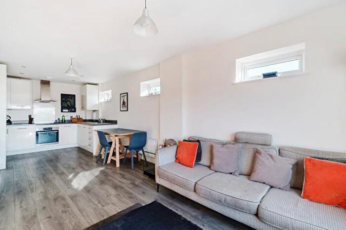 2 Bedroom Flat To Rent In Fleming Place, Bracknell, RG12