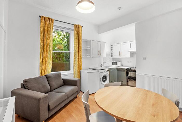 2 Bedroom Flat To Rent In Drumdryan Street, Tollcross, Edinburgh, EH3