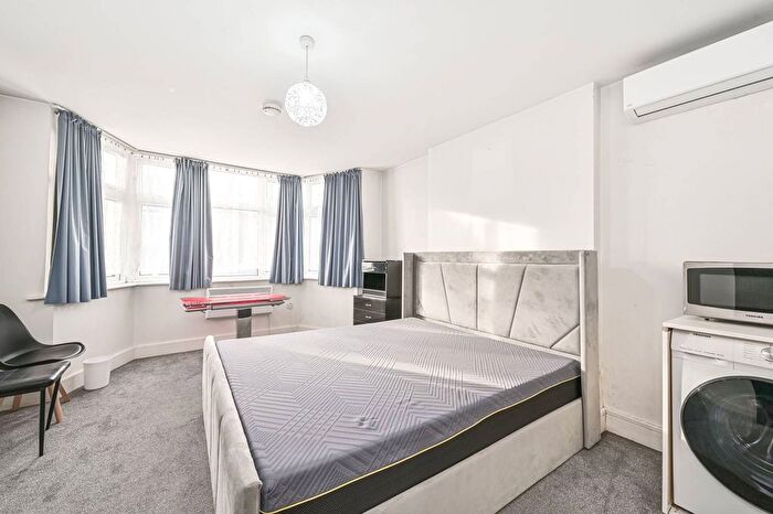 Studio To Rent In Holmfield Avenue, Hendon, London, NW4