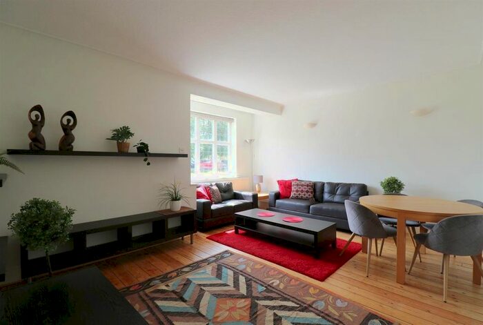 3 Bedroom Flat To Rent In York House, Queens Drive, West Acton, W3