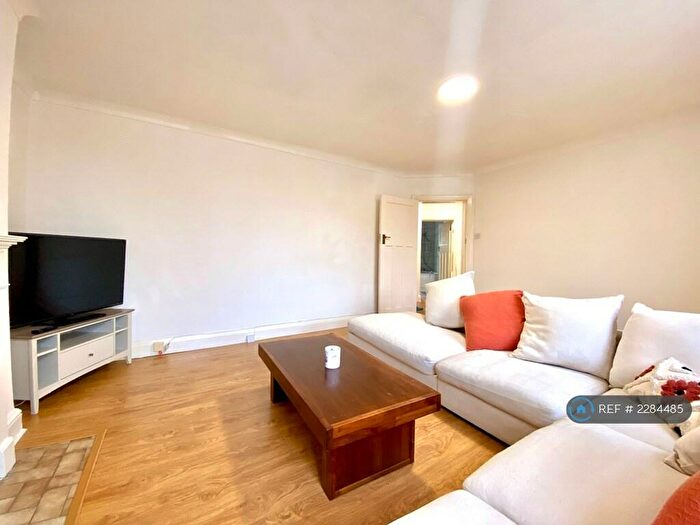 3 Bedroom Flat To Rent In Norbiton Hall, Kingston Upon Thames, KT2