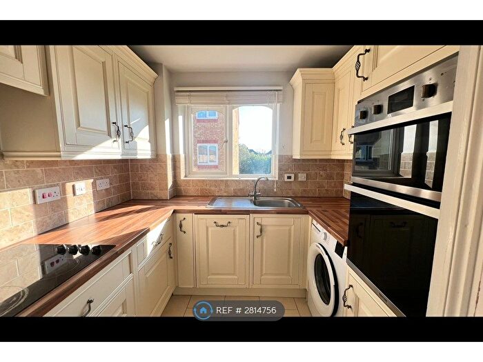 2 Bedroom Flat To Rent In Barra House, Watford, WD18